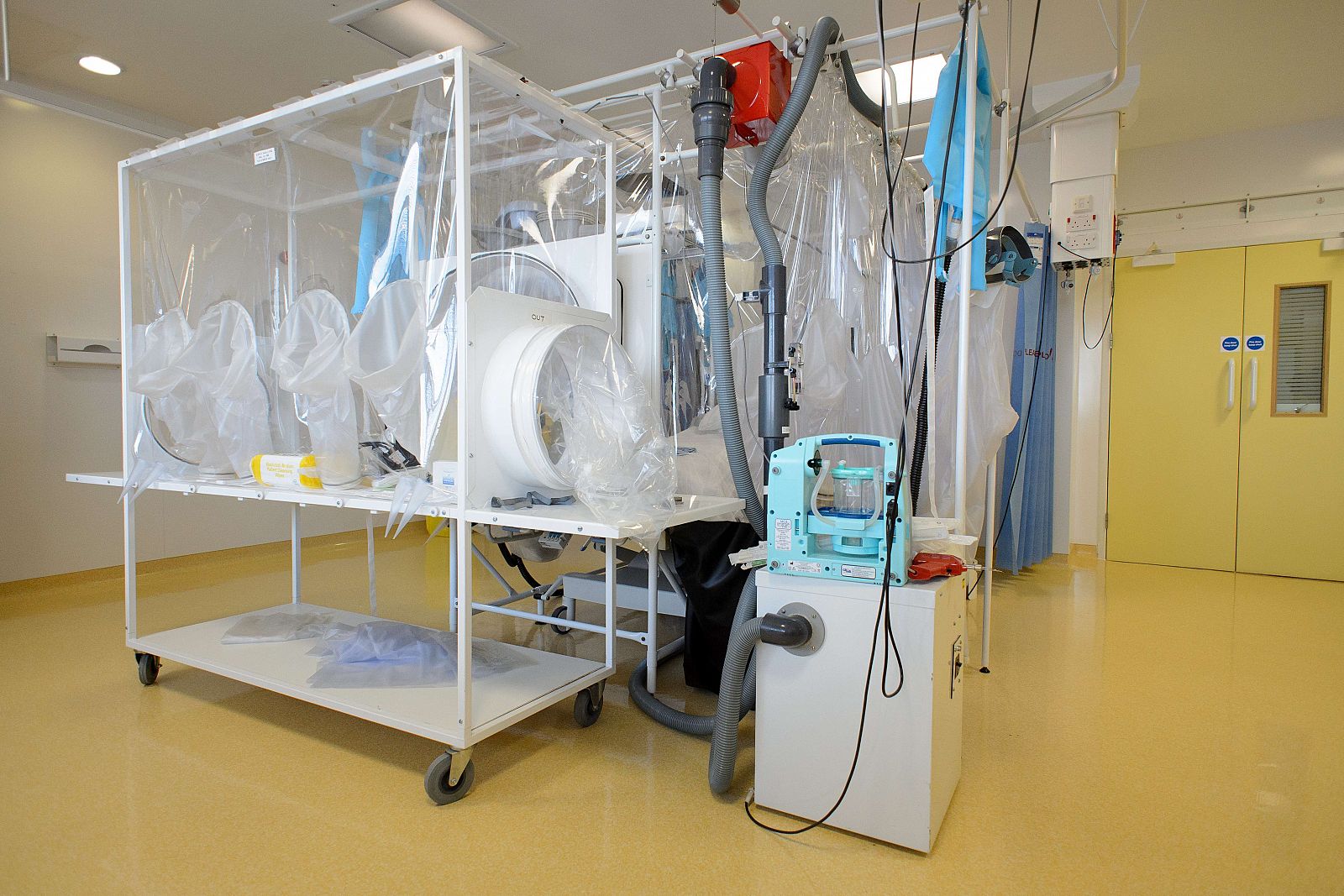 Imagen de las instalaciones especiales preparadas en una de las habitaciones habilitadas en el hospital Royal Free en Londres