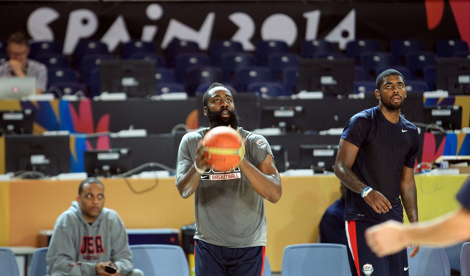 Los jugadores de la selección de Estados Unidos, el escolta James Harden (c), y el base Kyrie Irving (d)