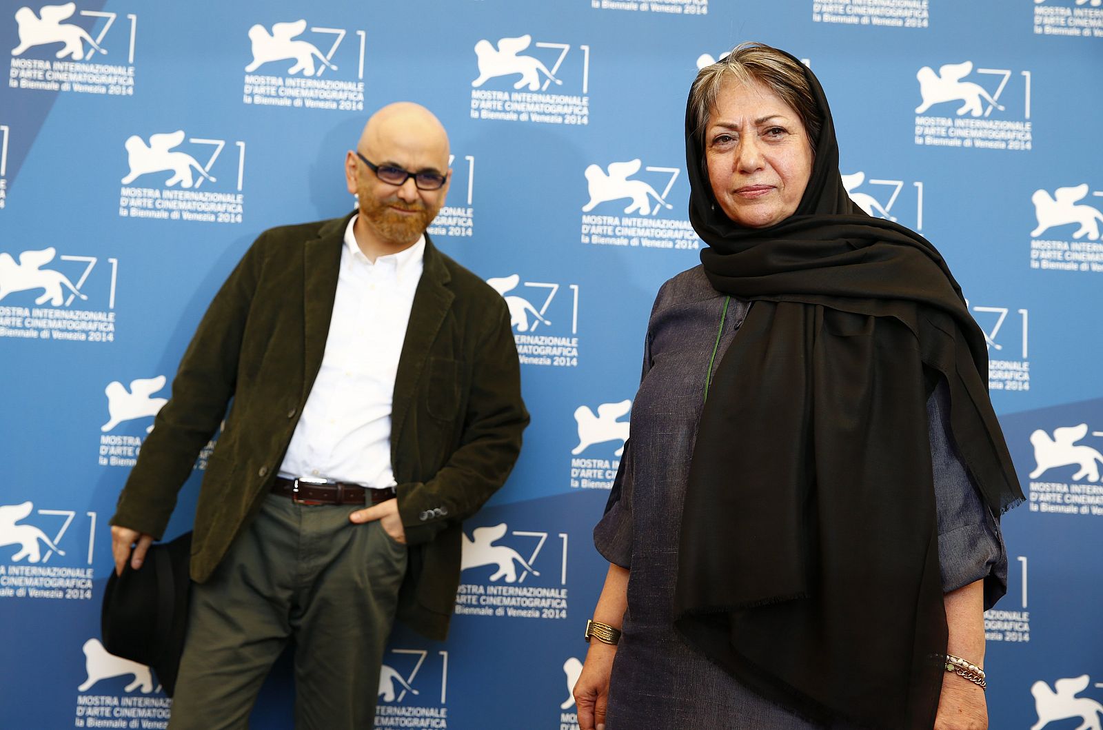 La directora Rakhshan Bani-Etemad y el actor Habib Rezaei posan en la presentación de "Tales" (Cuentos)