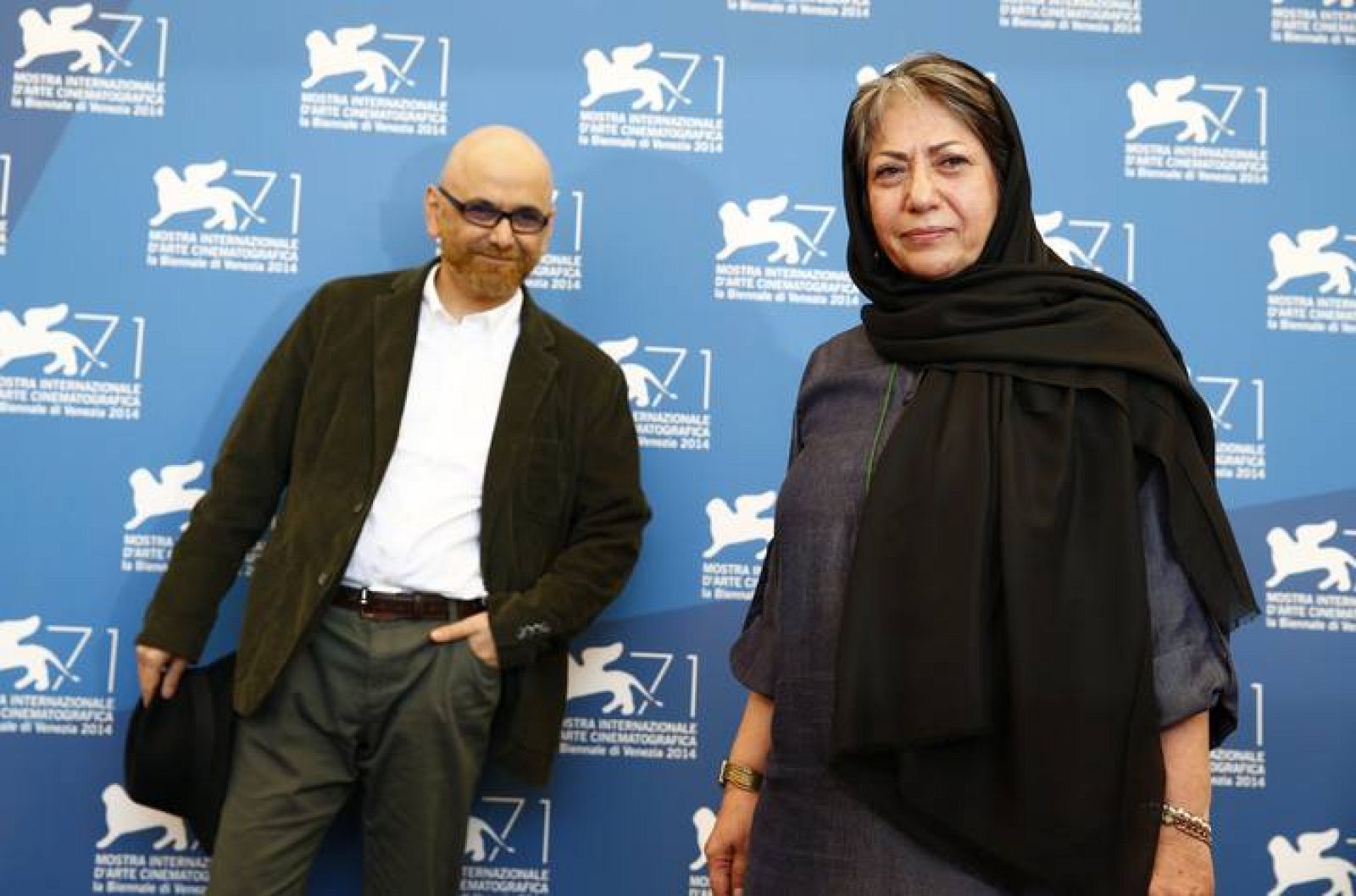 La directora Rakhshan Bani-Etemad y el actor Habib Rezaei posan en la presentación de "Tales" (Cuentos) 
