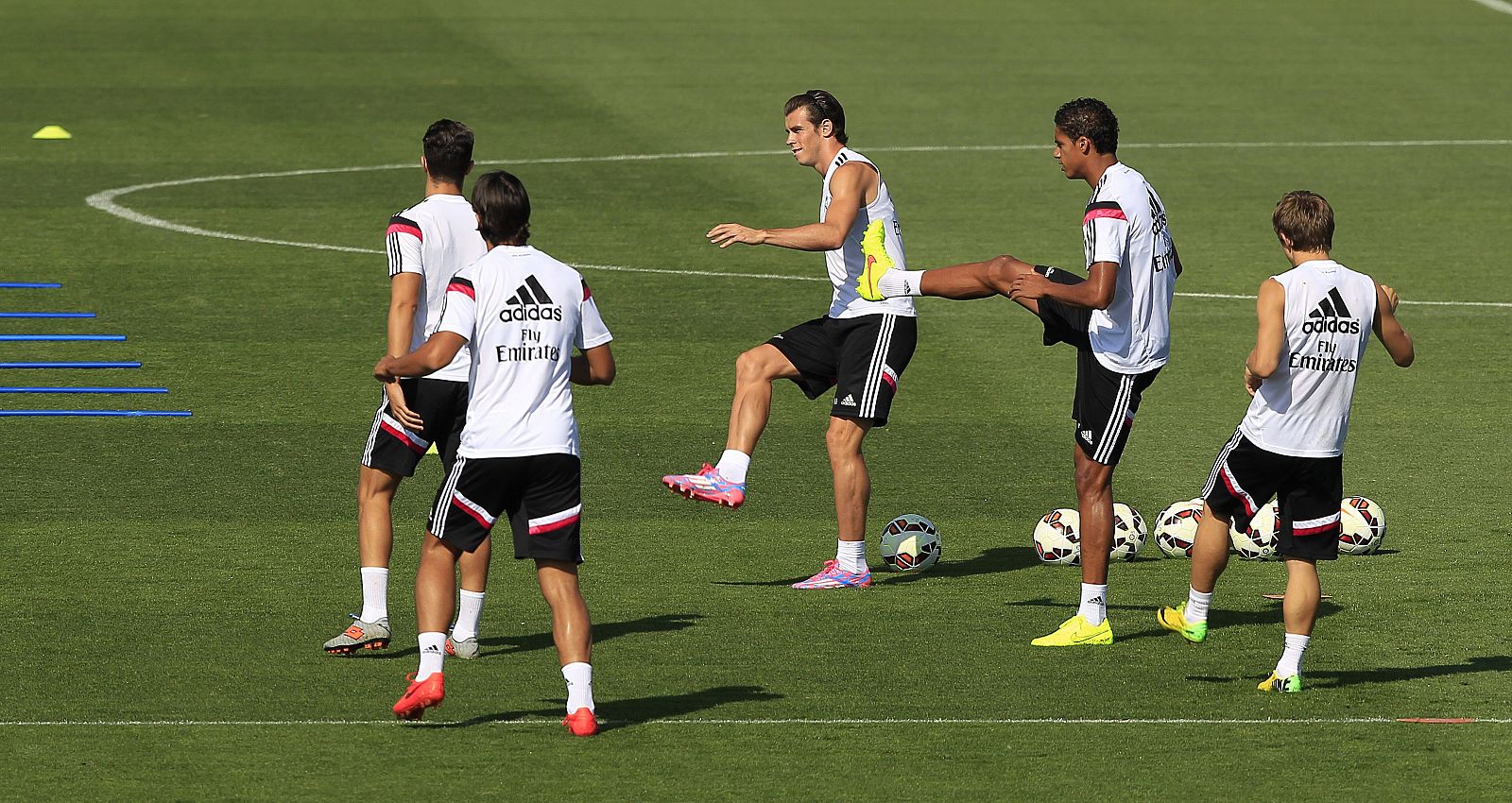 Los jugadores del Real Madrid Garet Bale (c) y Varane (2-d) durante el entrenamiento
