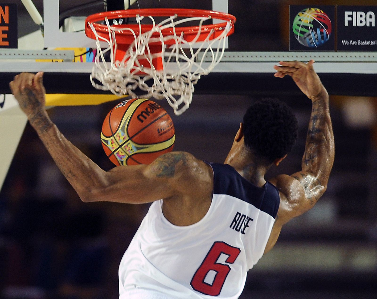 Derrick Rose machaca el aro finlandés en el Bizkaia Arena durante el primer partido de la Selección USA en el Mundobasket de España 2014