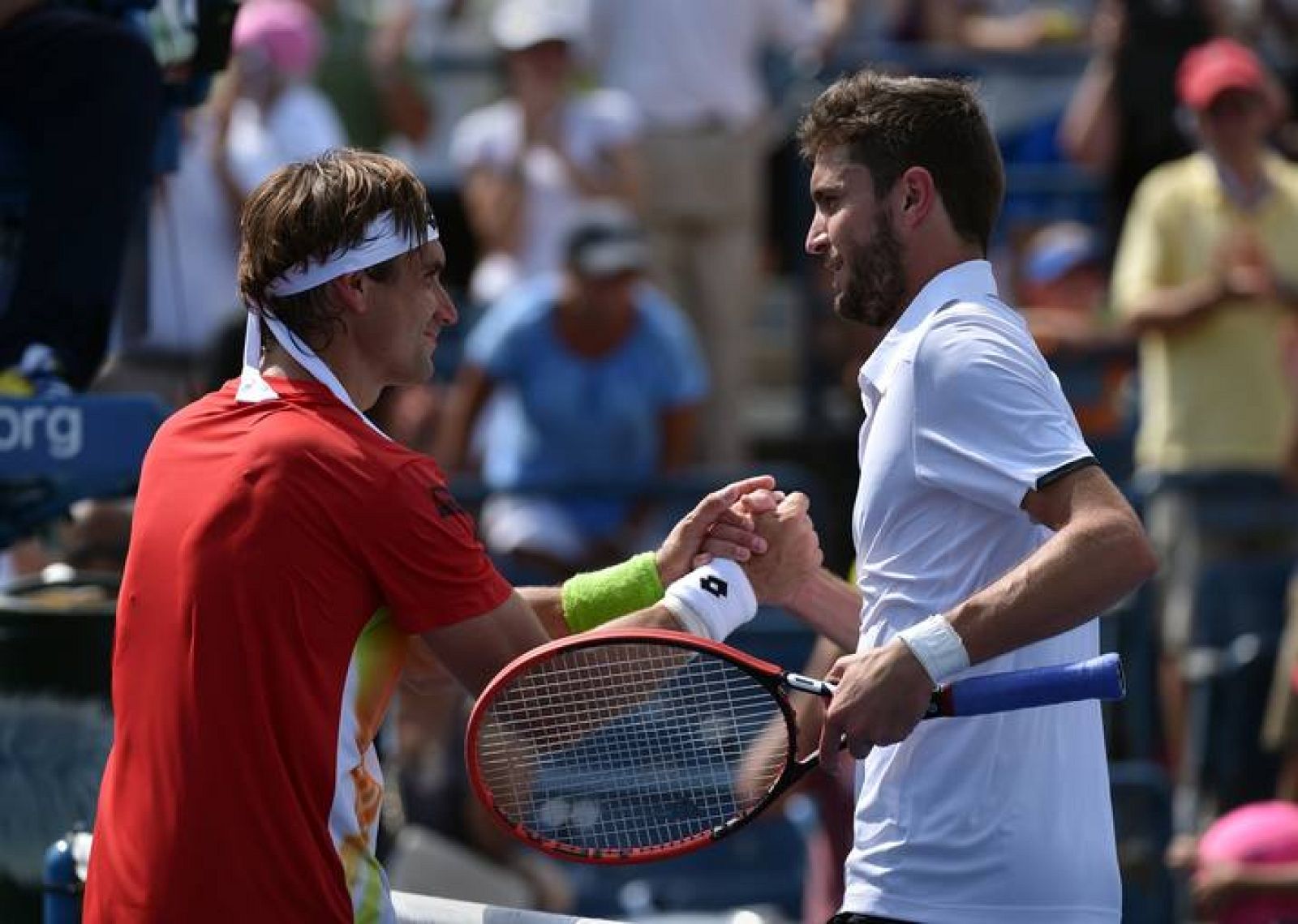 Gilles Simon y David Ferrer se saludan después del partido.