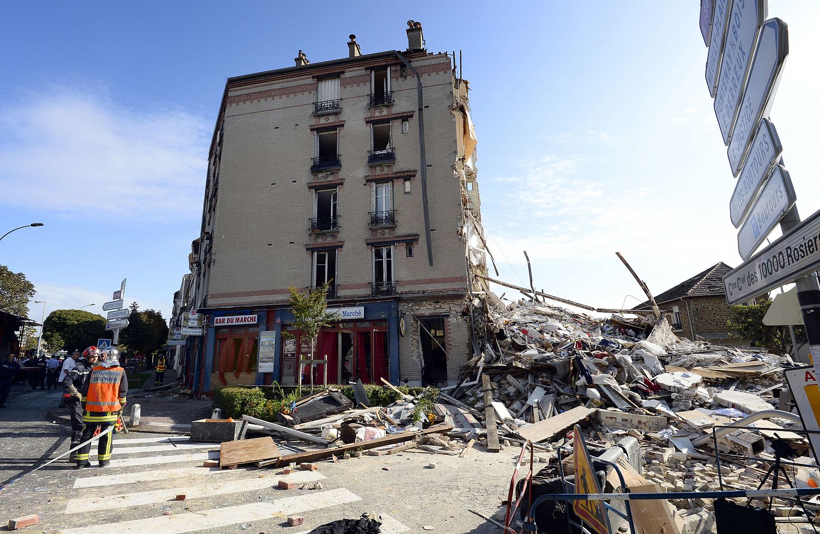 Bomberos buscan a supervivientes entre los escombros del edificio que se ha derrumbado en Rosny sous Bois, cerca de París