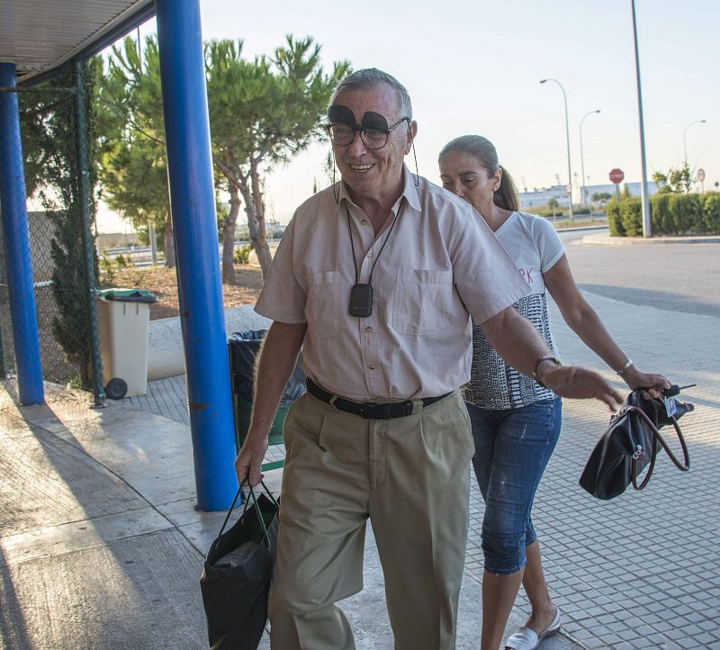 El periodista Antonio Alemany, a su llegada a la prisión de Palma para cumplir su condena.