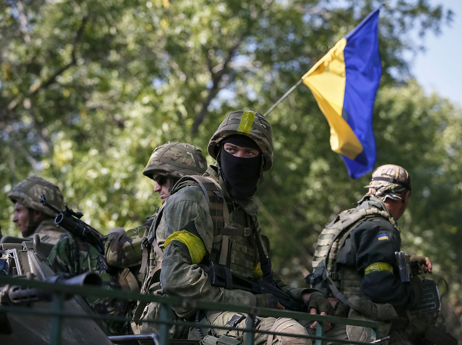 Soldados ucranianos en un vehículo blindado en Kramatorsk, este de Ucrania