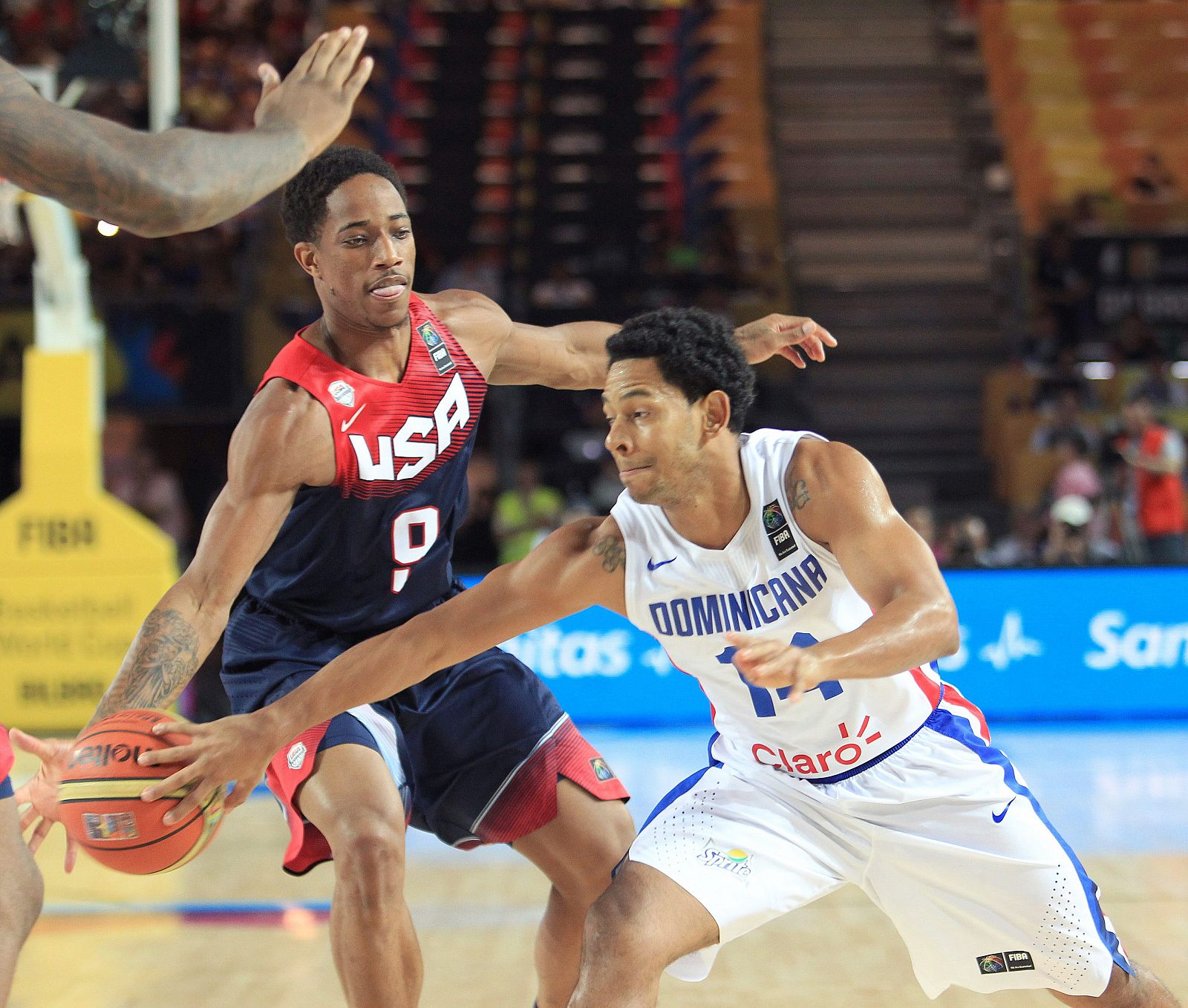 DeMar Derozan (i) disputa un balón con el dominicano Ronald Ramon