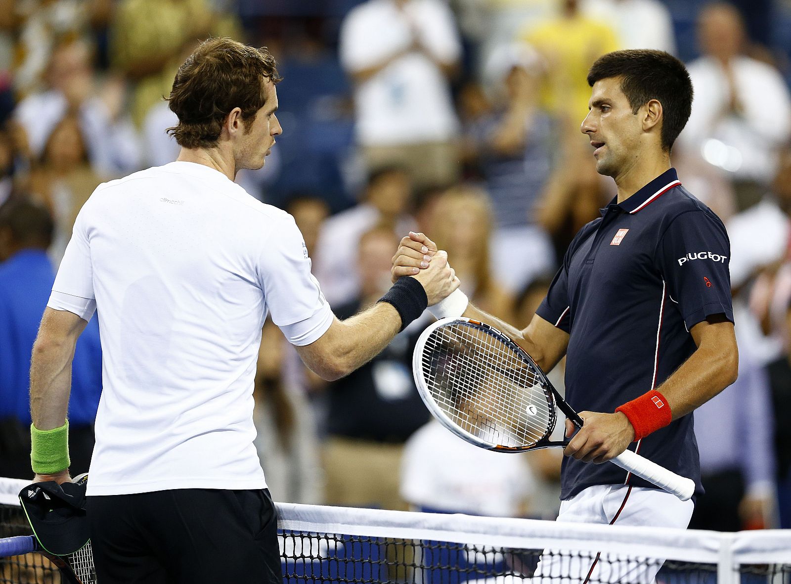 Novak Djokovic se despide de Andy Murray después de vencerle en el Abierto de Estados Unidos.