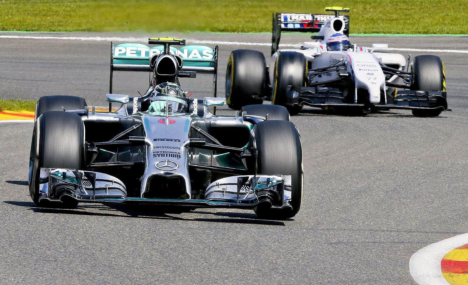 El piloto alemán de Mercedes, Nico Rosberg, seguido por Valtteri Bottas, de Williams.