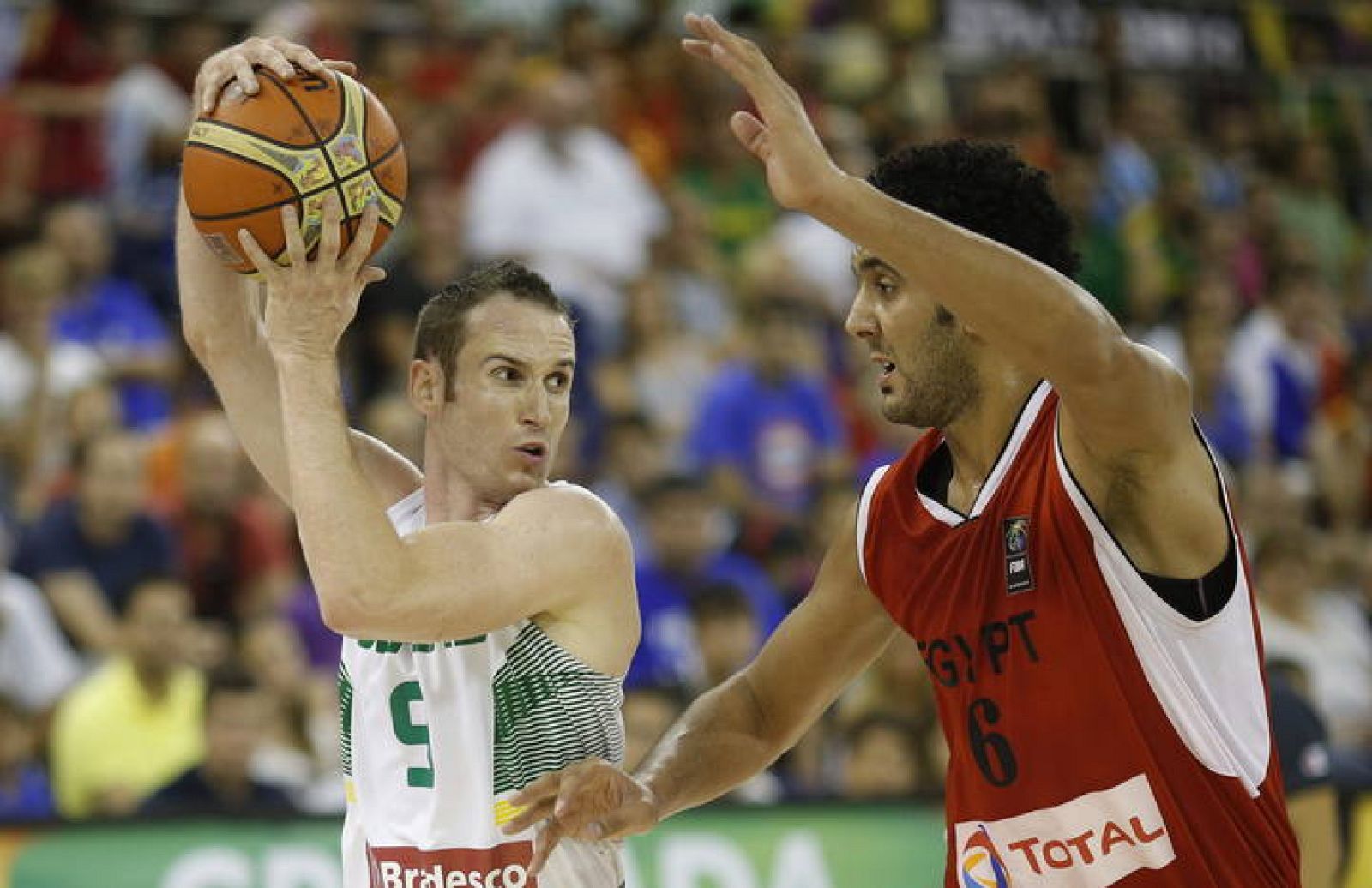 Marcelinho Huertas (i), se dispone a pasar ante el pívot de la selección de Egipto Haytham Kamal