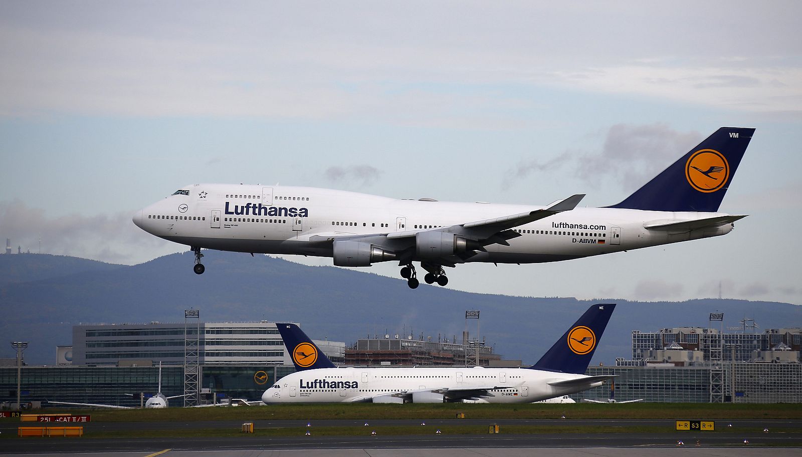 Aviones de Lufthansa en el aeropuerto de Fráncfort