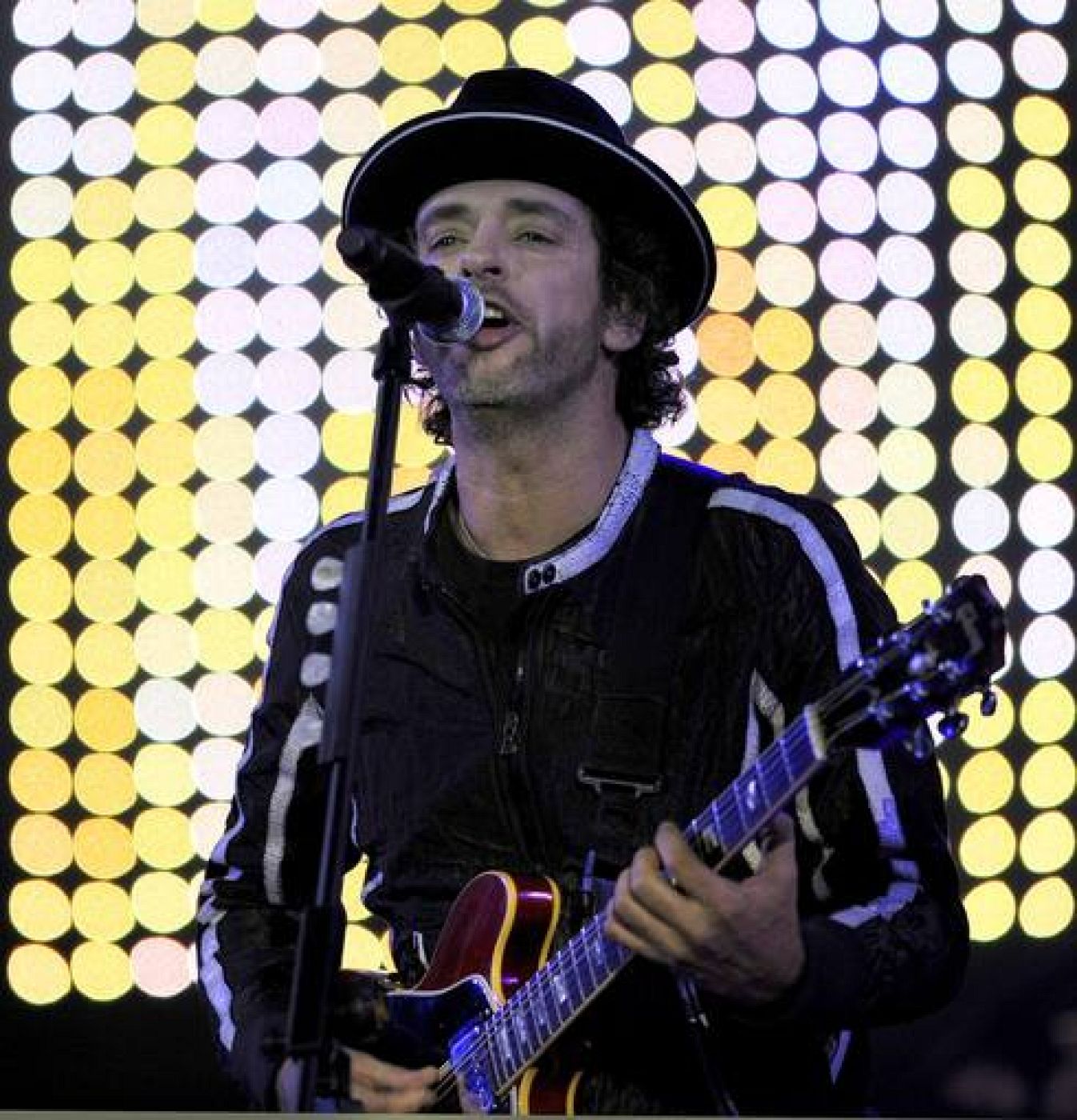  Gustavo Cerati en una actuación de 2008. 