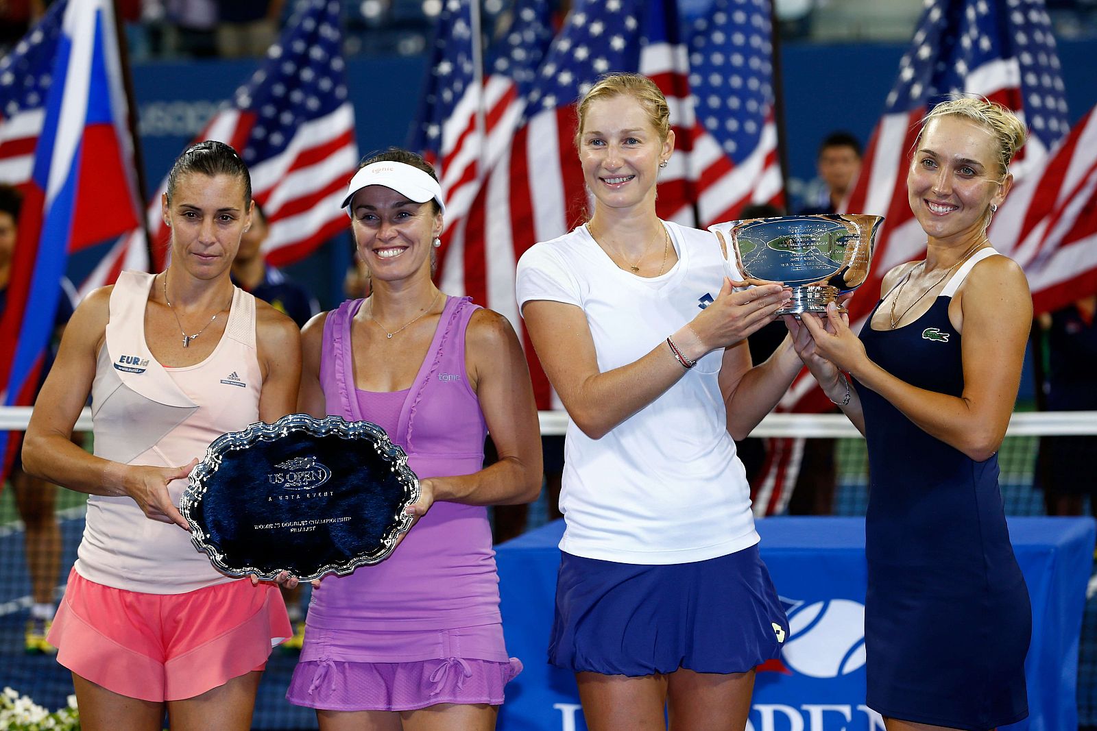 Las rusas Ekaterina Makarova (2D), Elena Vesnina (D) sostienen el título de campeonas junto a Martina Hingis (2I) y Flavia Pennetta (I).