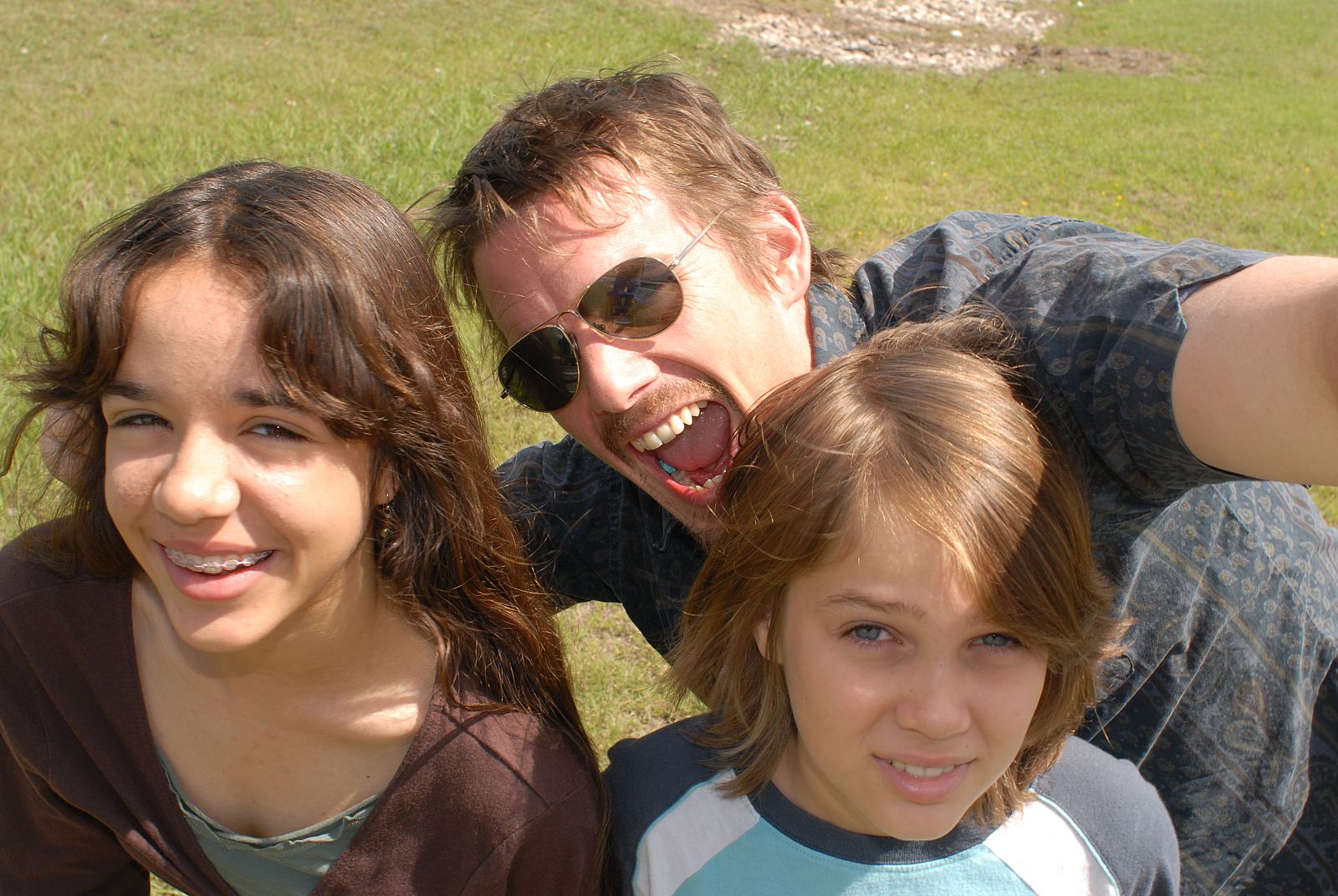 Mason Sr (Ethan Hawke) y los niños Samantha (Lorelei Linklater) y Mason (Ellar Coltrane) en una secuencia del cuarto año de rodaje de 'Boyhood'.