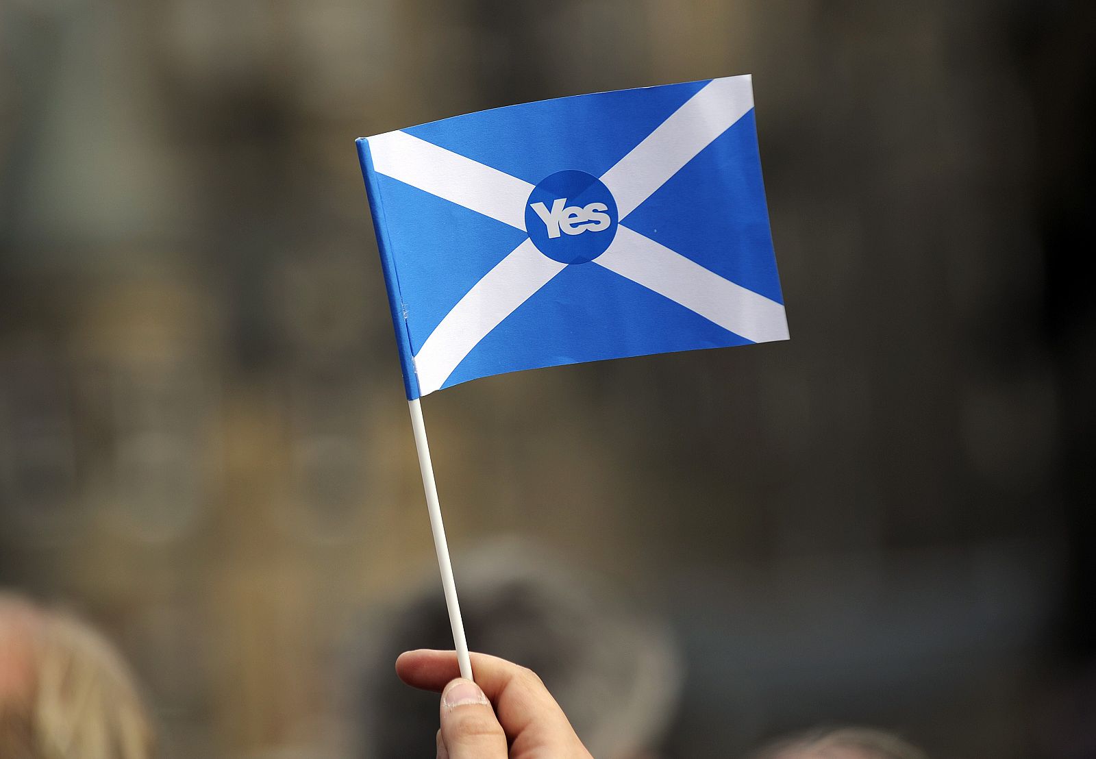 Bandera a favor de la independencia de Escocia durante un mitin unionista en Edimburgo
