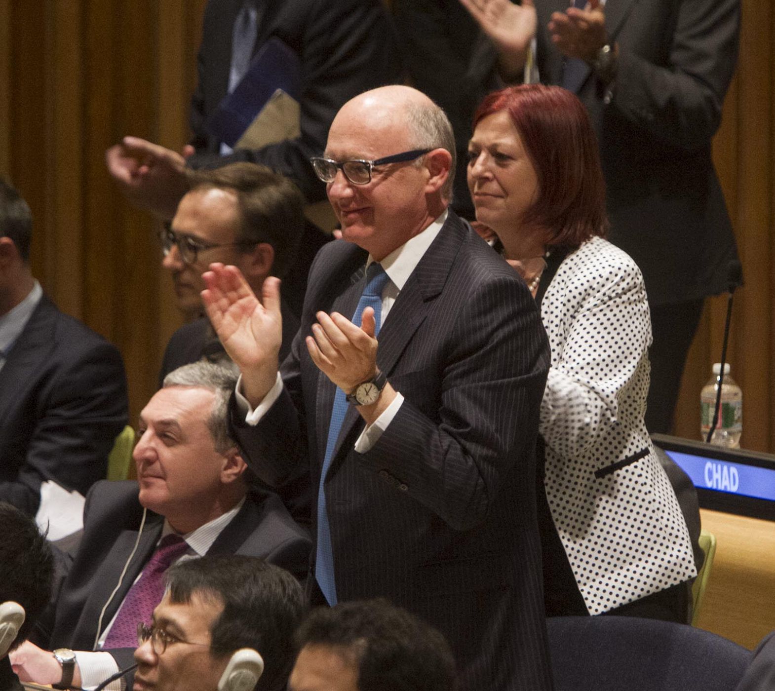 El ministro de Relaciones Exteriores de Argentina, Héctor Timerman y la embajadora de Argentina ante las Naciones Unidas, María Cristina Perceval, aplauden tras conocer la noticia.