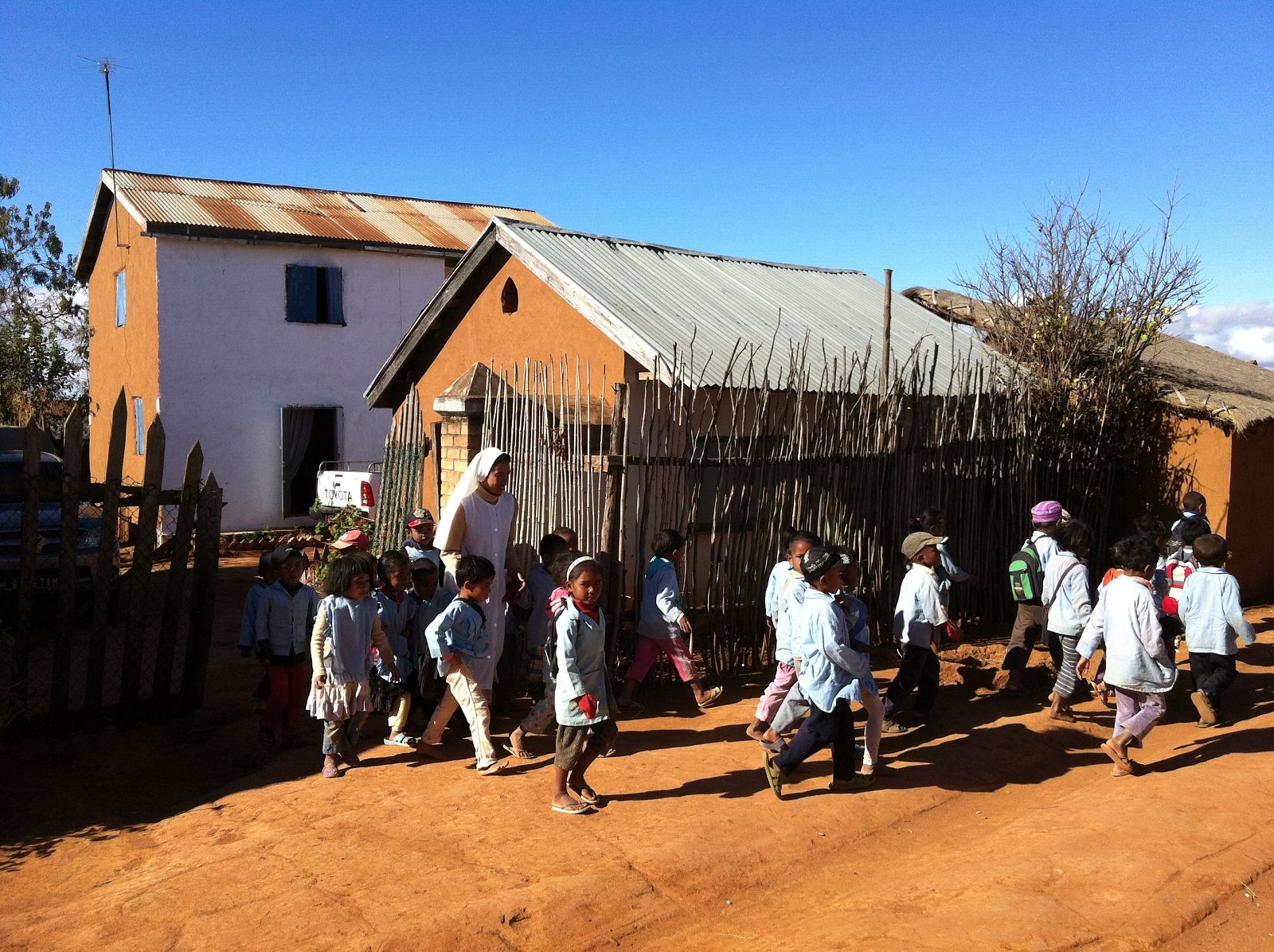 Una de las misioneras con los alumnos de la escuela en Mamoeramanjaka