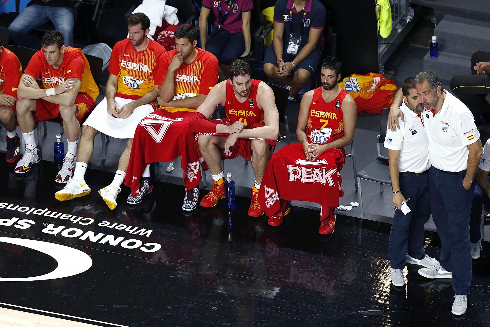 Banquillo de la selección española de baloncesto junto a su entrenador, Juan Antonio Orenga (d)