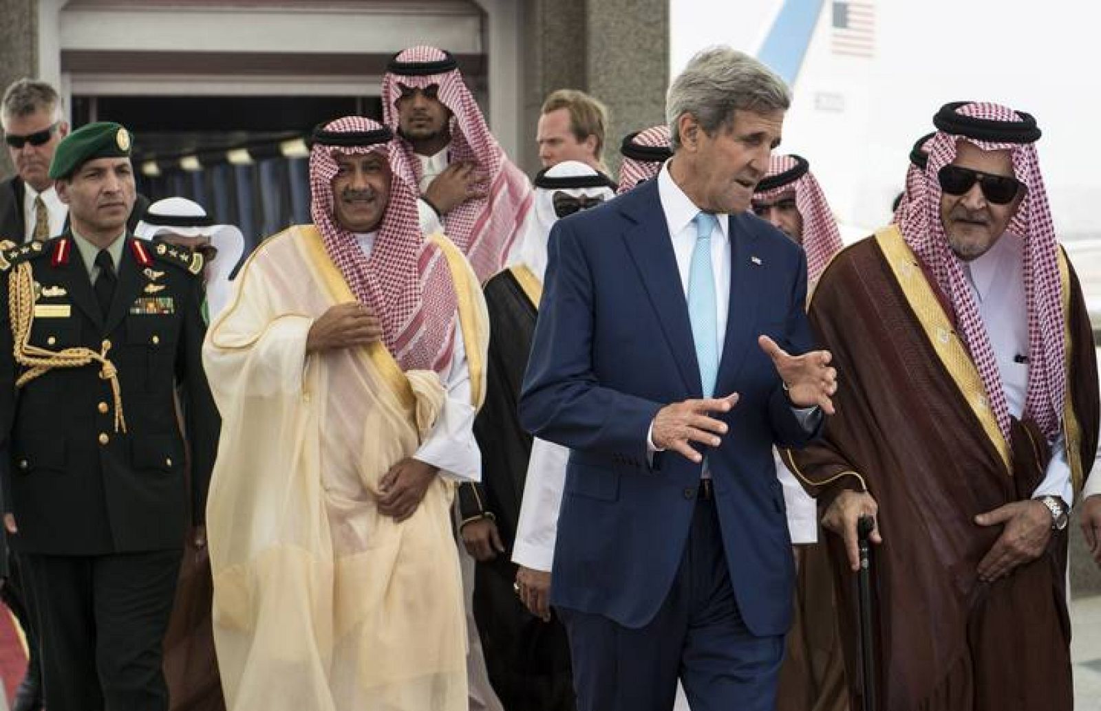 El secretario de Estado norteamericano, John Kerry, converda con el ministro de Exteriores saudí, el príncipe Faisal. 