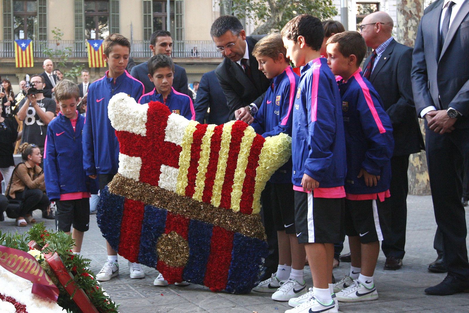 El presidente del Barça, Josep Maria Bartomeu, dejando su ofrenda floral en la Diada.