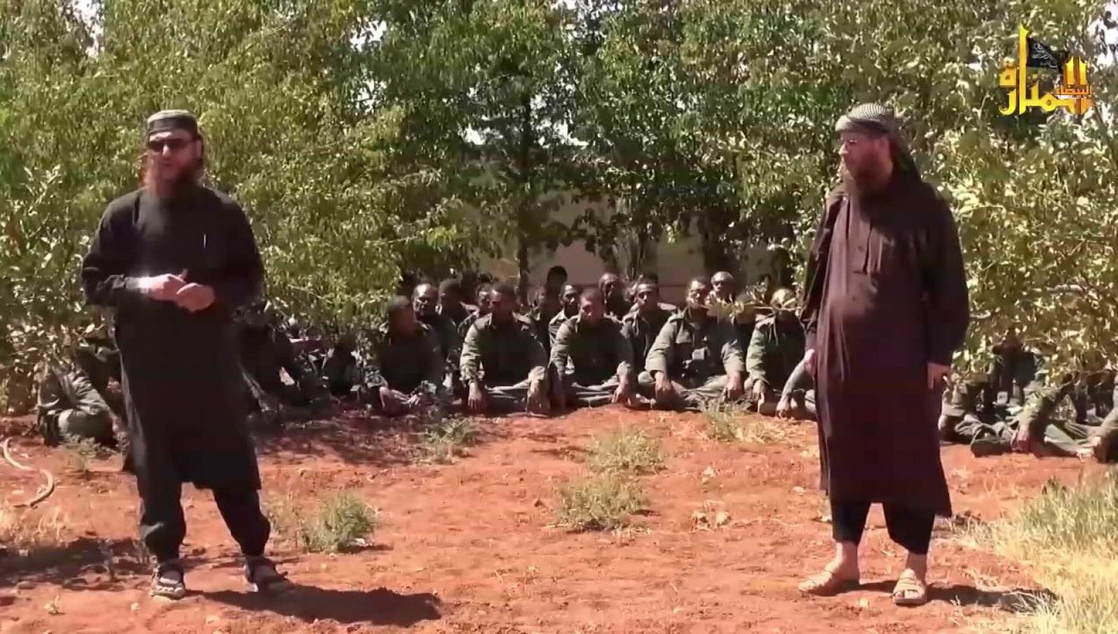 Imagen del vídeo difundido por la televisión oficial del Frente al Nusra en el que se ve a los cascos azules retenidos.