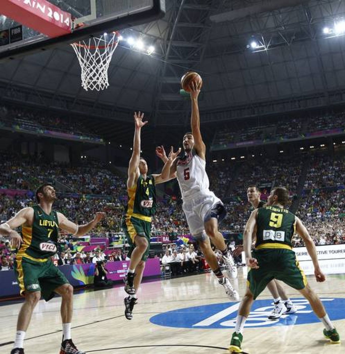 Klay Thompson entra a canasta ante Martynas Pocius