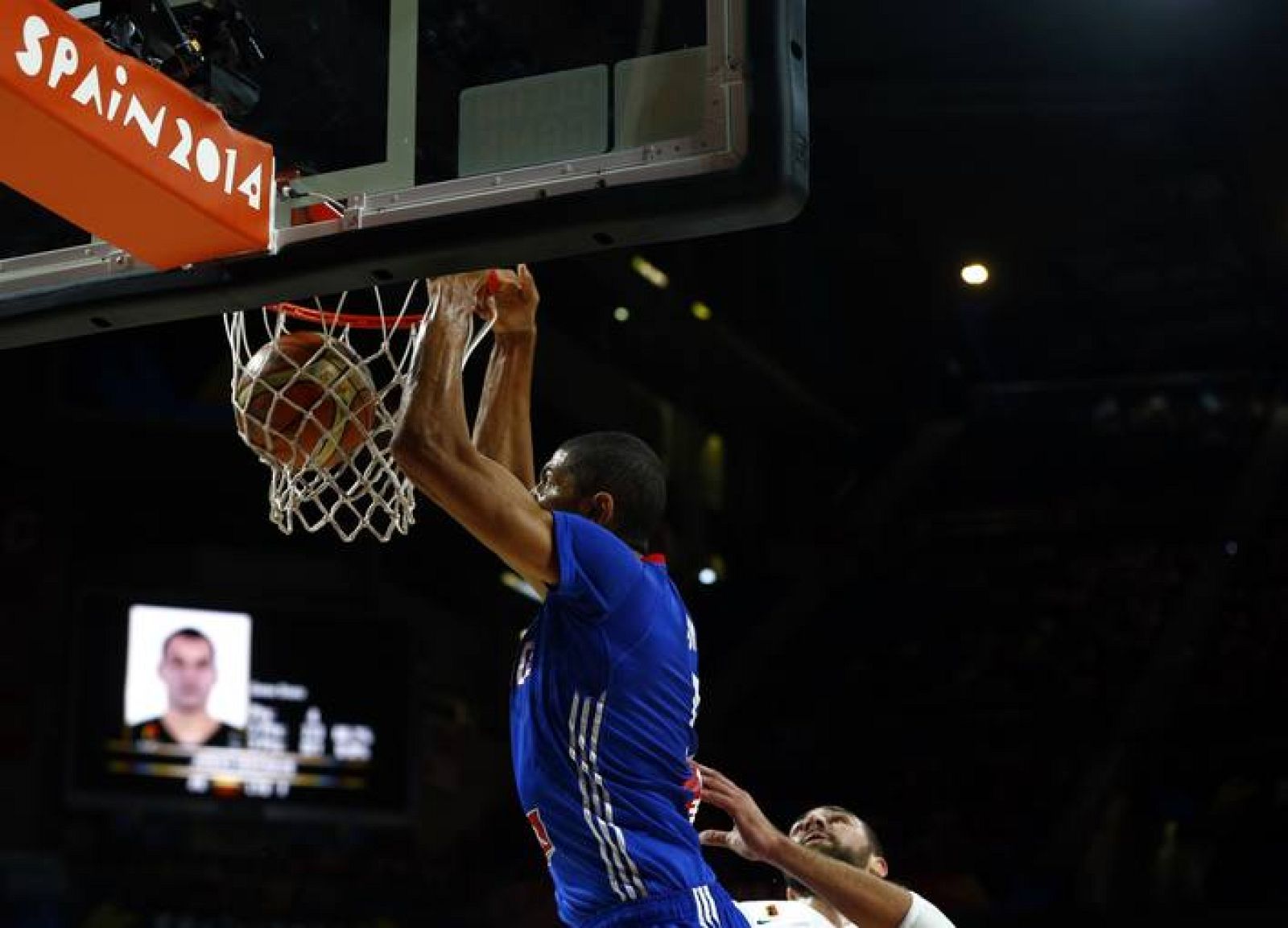 El jugador francés Nicolas Batum machaca ante la mirada del lituano Jonas Valanciunas.