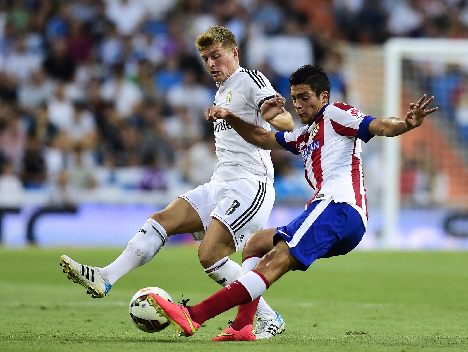 El centrocampista alemán del Real Madrid, Toni Kroos (I), con el atlético Siqueira.