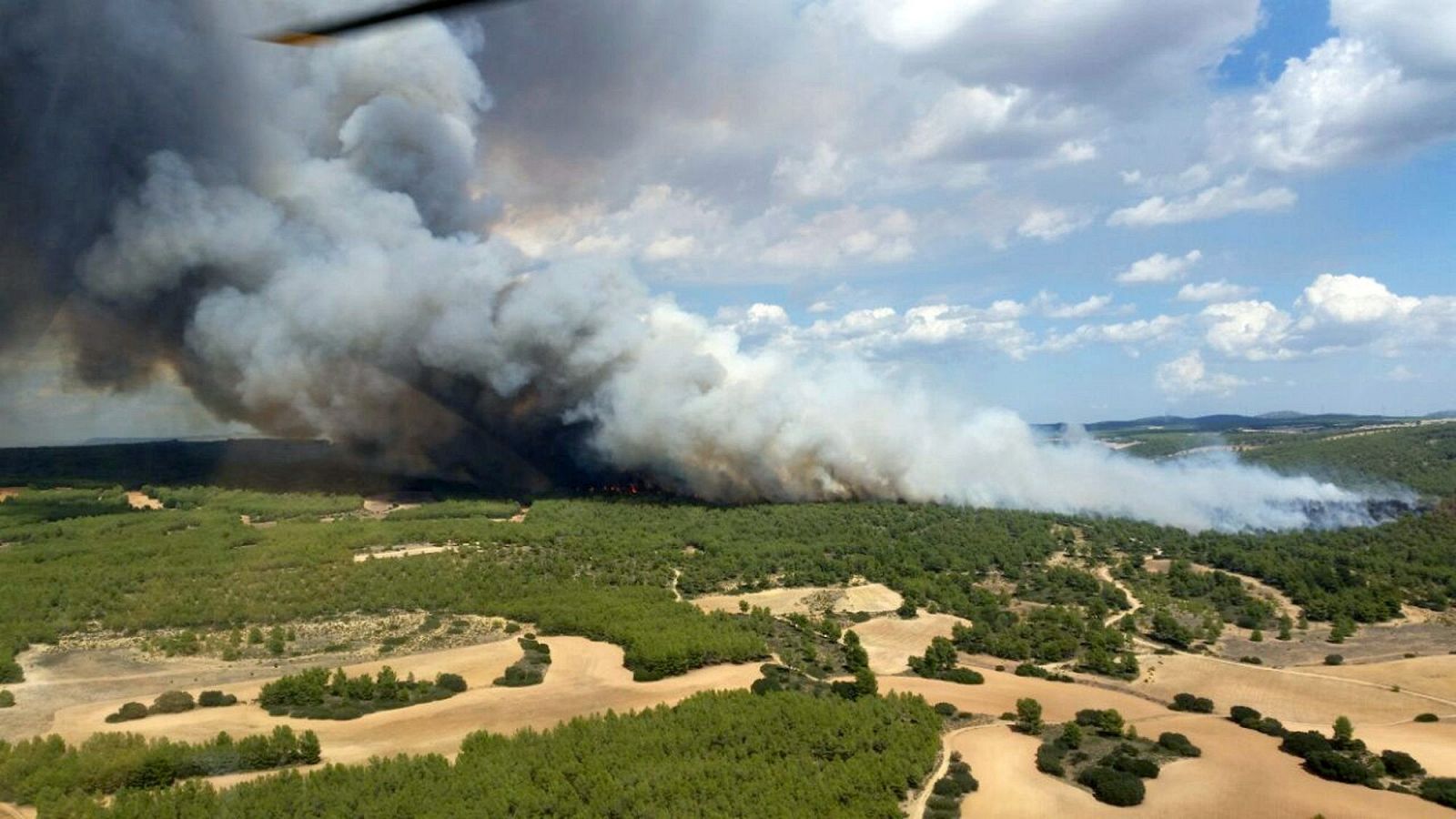 Imagen facilitada por el 112 de Murcia sobre un incendio forestal que se ha declarado en Almansa (Albacete).