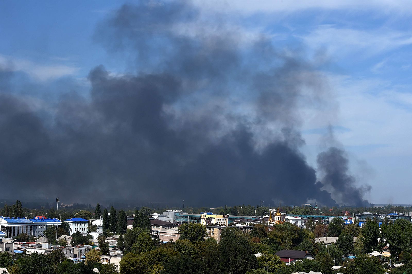 Una nube de humo negro asciende alrededor de aeropuerto Internacional de Donetsk.