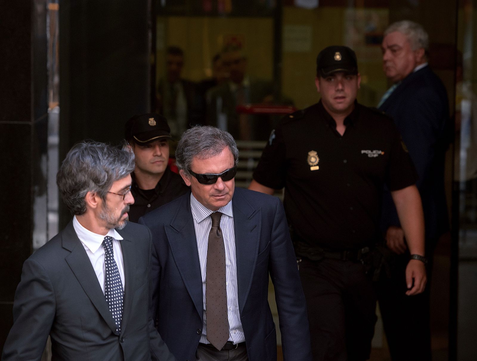 Jordi Pujol Ferrusola, junto a su abogado, a su salida del juzgado de la Audiencia Nacional