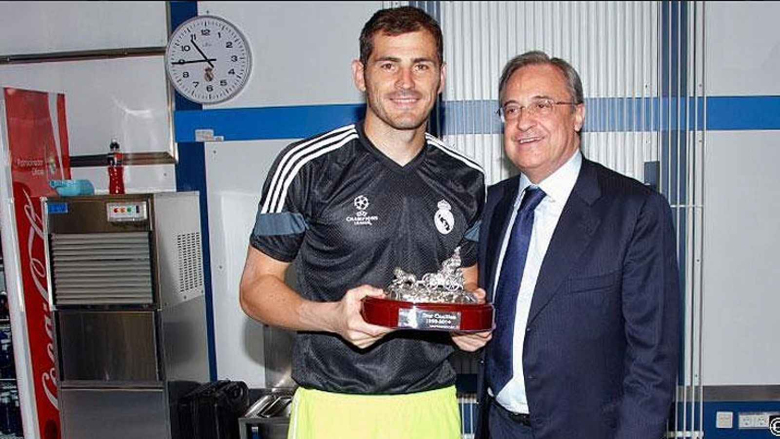 Casillas posa sonriente con la réplica de La Cibeles que le entregó Florentino Pérez.