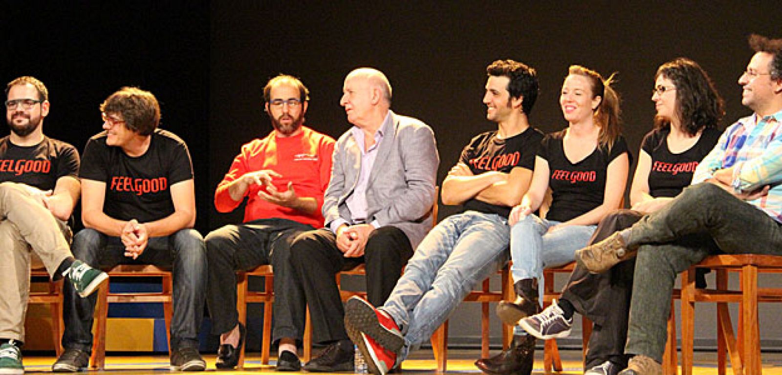 El director, Alberto Castrillo-Ferrer (derecha), y el autor, Alistair Beaton (centro), junto a parte del elenco de la obra en un coloquio posterior a la representación.