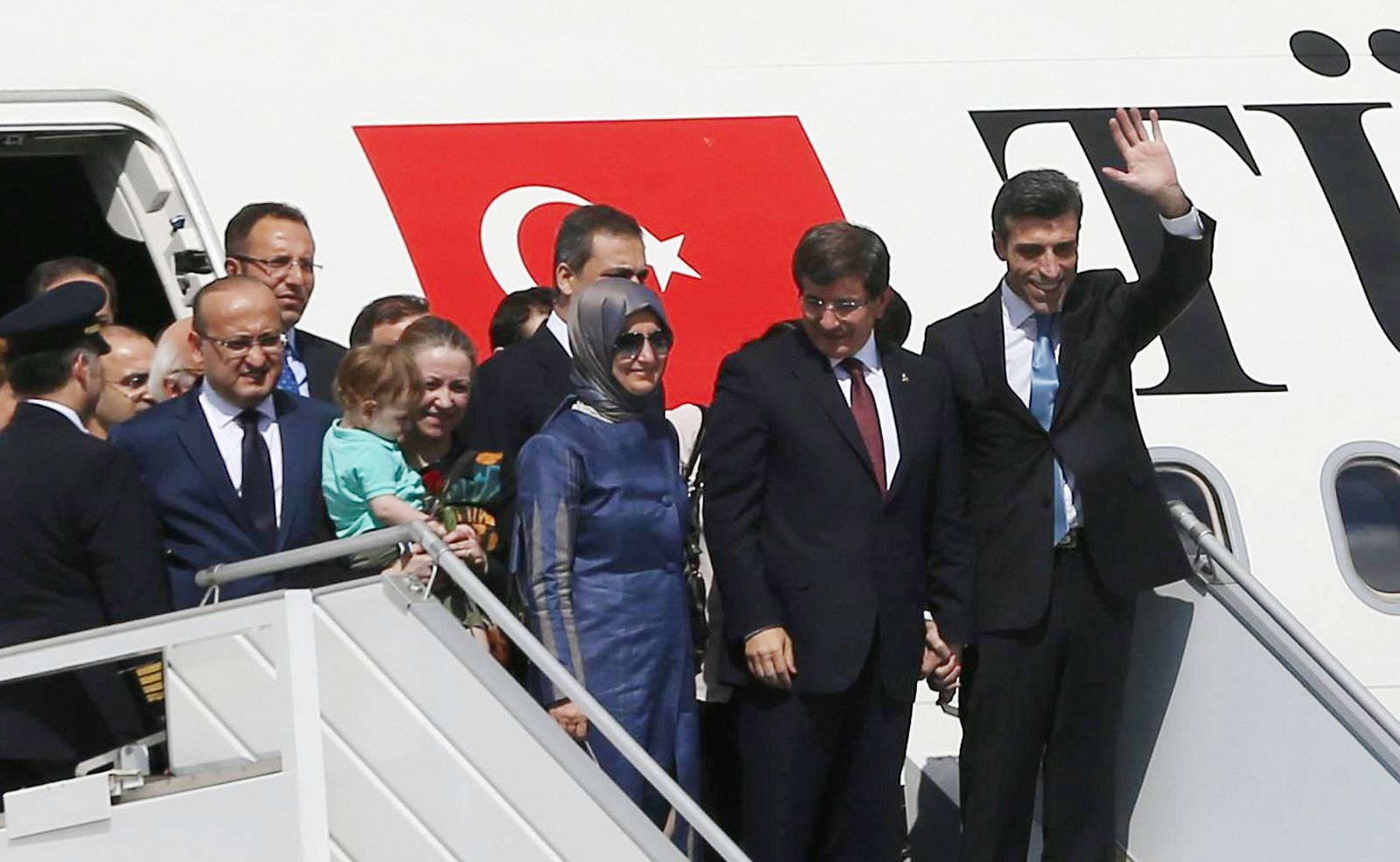 El primer ministro turco Ahmet Davutoglu y su mujer reciben a los rehenes a su llegada a Ankara.