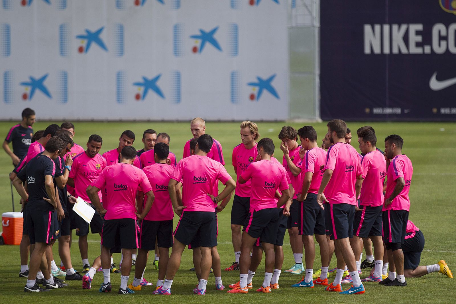 Los jugadores del Barcelona durante el entrenamiento