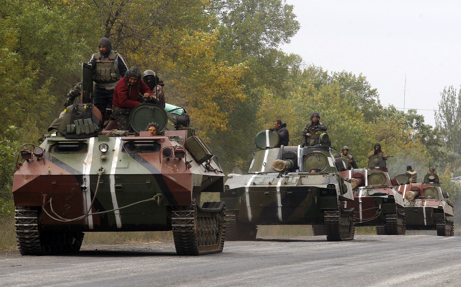 Guardias de seguridad ucranianos patrullan en sus tanques en Debaltseve, en Donetsk.