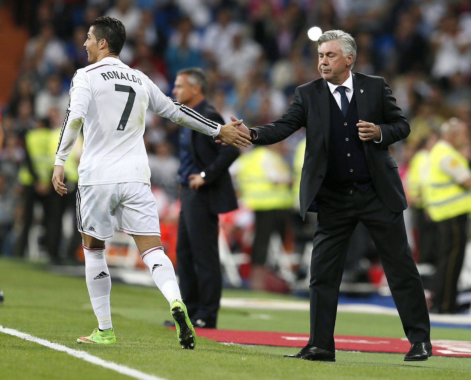 El delantero portugués del Real Madrid Cristiano Ronaldo (i) celebra con su entrenador, el italiano Carlo Ancelotti