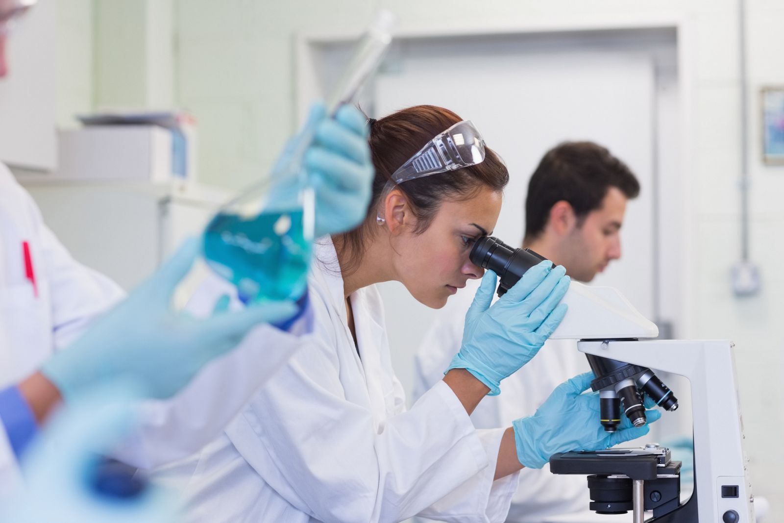 Investigadores en un laboratorio.