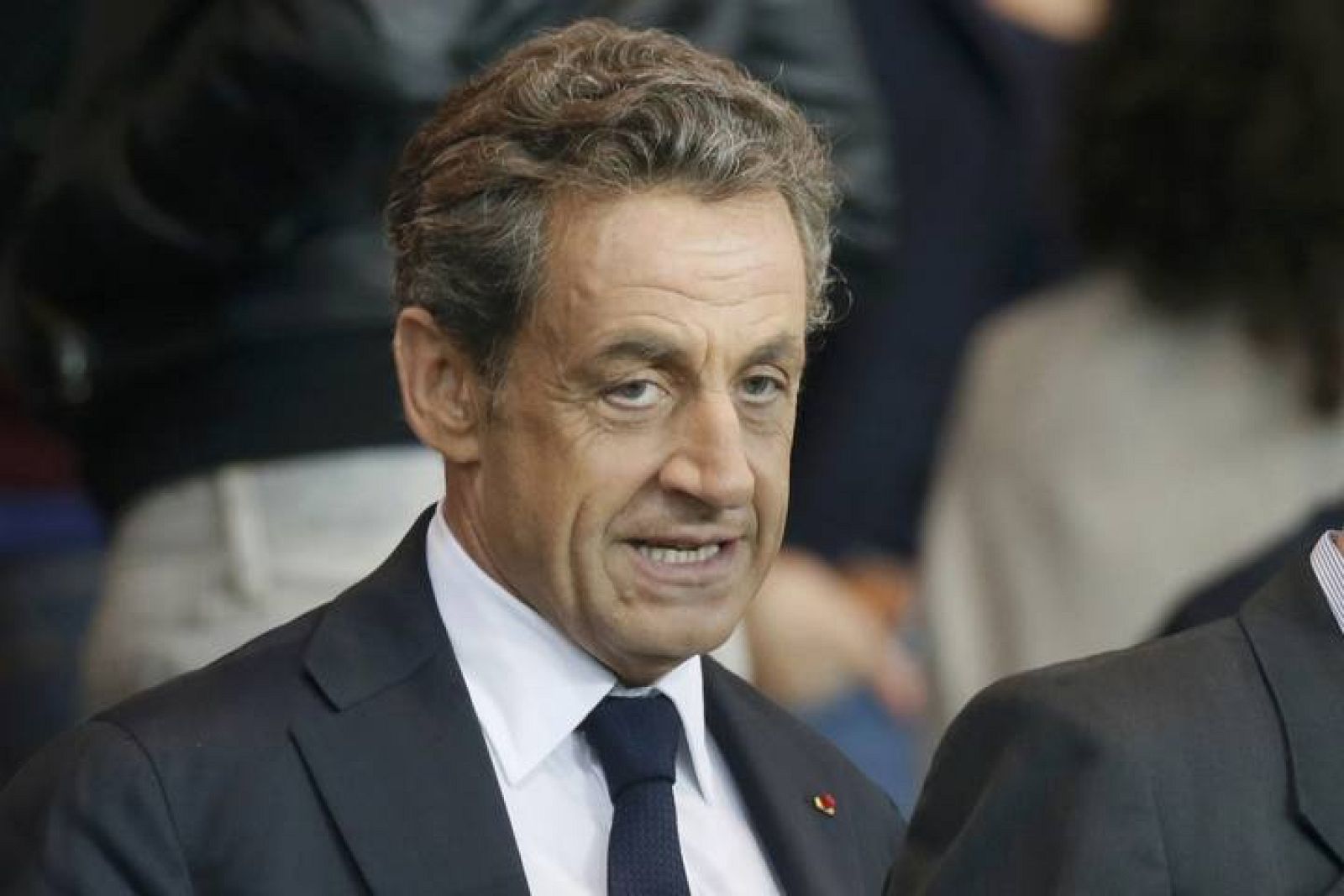 La justicia francesa da un respiro al expresidente francés, Nicolas Sarkozy, al suspender la investigación de una de las causas que tiene pendientes. 