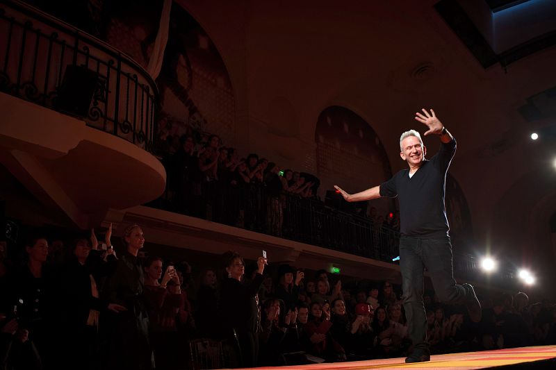 Jean Paul Gaultier cierra un desfile de alta costura en París en 2013