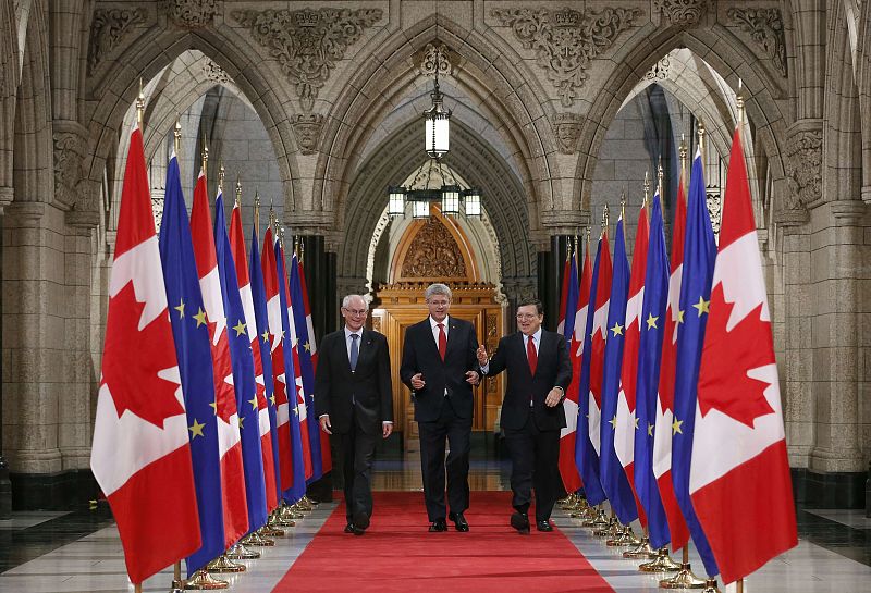 El primer ministro de Canadá, Stephen Harper, con el presidente del Consejo Europeo, Herman Van Rompuy, y el presidente de la Comisión Europea, Jose Manuel Barroso