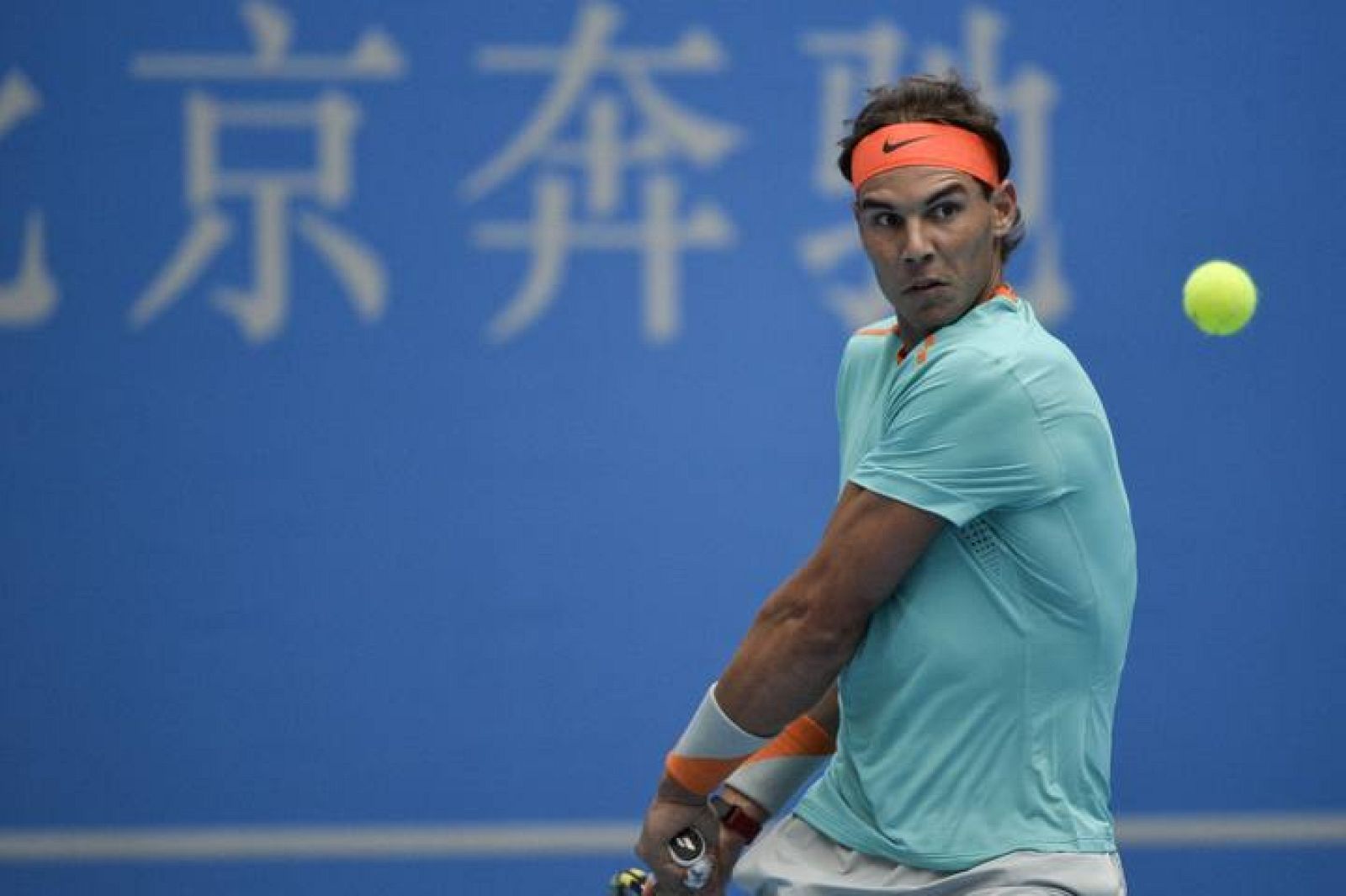 Nadal devuelve una bola en partido contra Richard Gasquet en el torneo de Pekín.