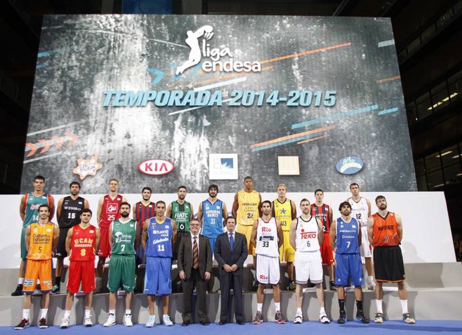 Las estrellas de los 18 clubes que jugarán la Liga Endesa, en la presentación.