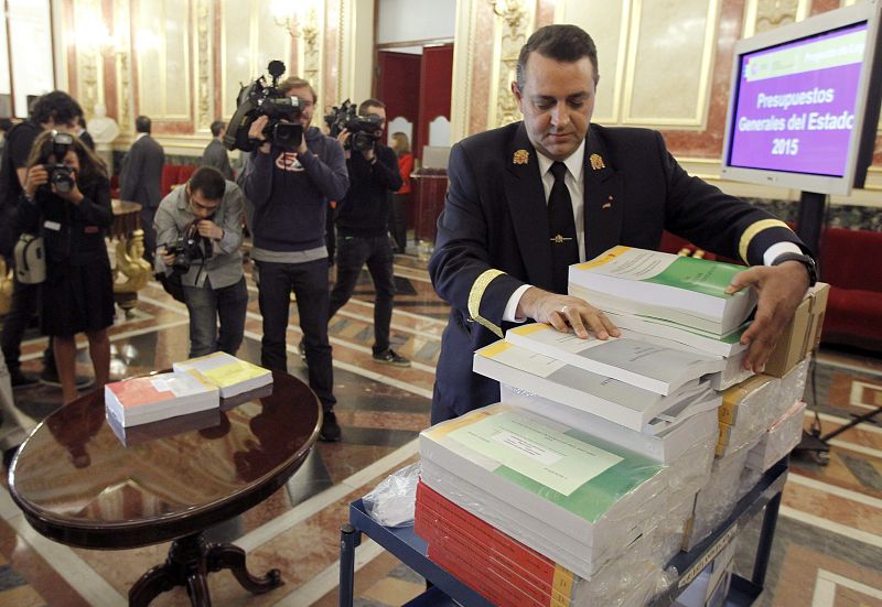 Informadores gráficos toman imágenes de los Presupuestos para 2015