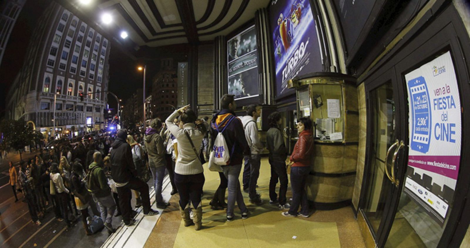 Espectadores haciendo cola en un cine de Madrid