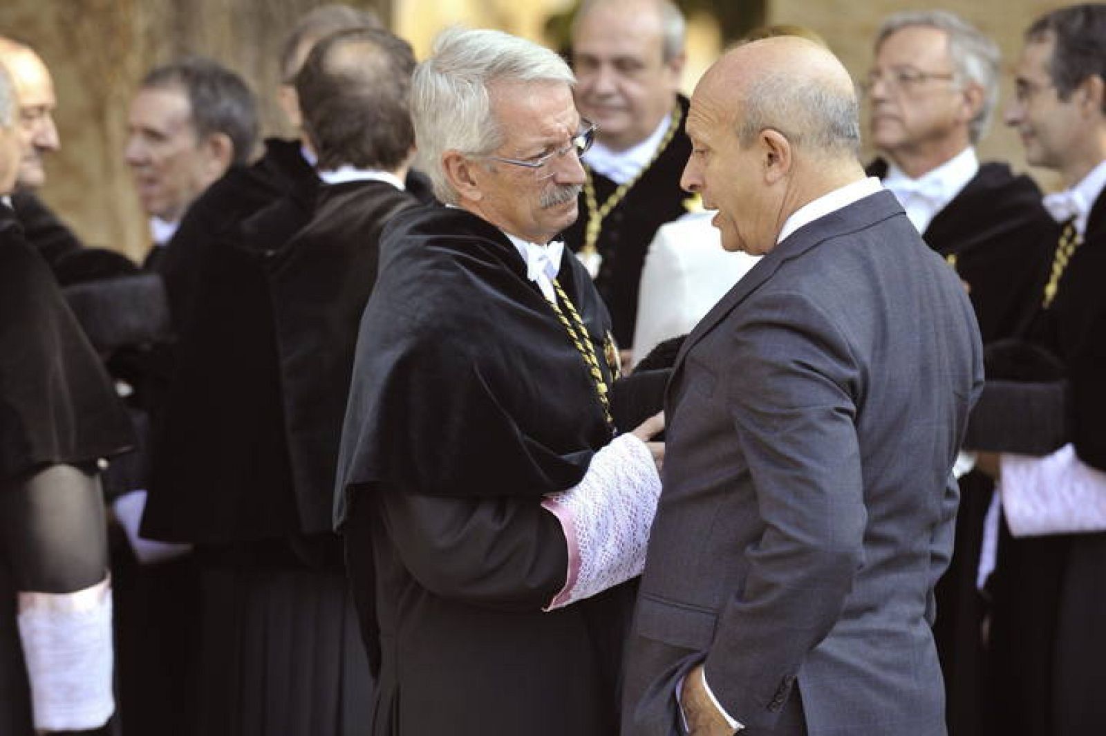 El ministro de educación, Jose Ignacio Wert (d), con un rector en la apertura del curso