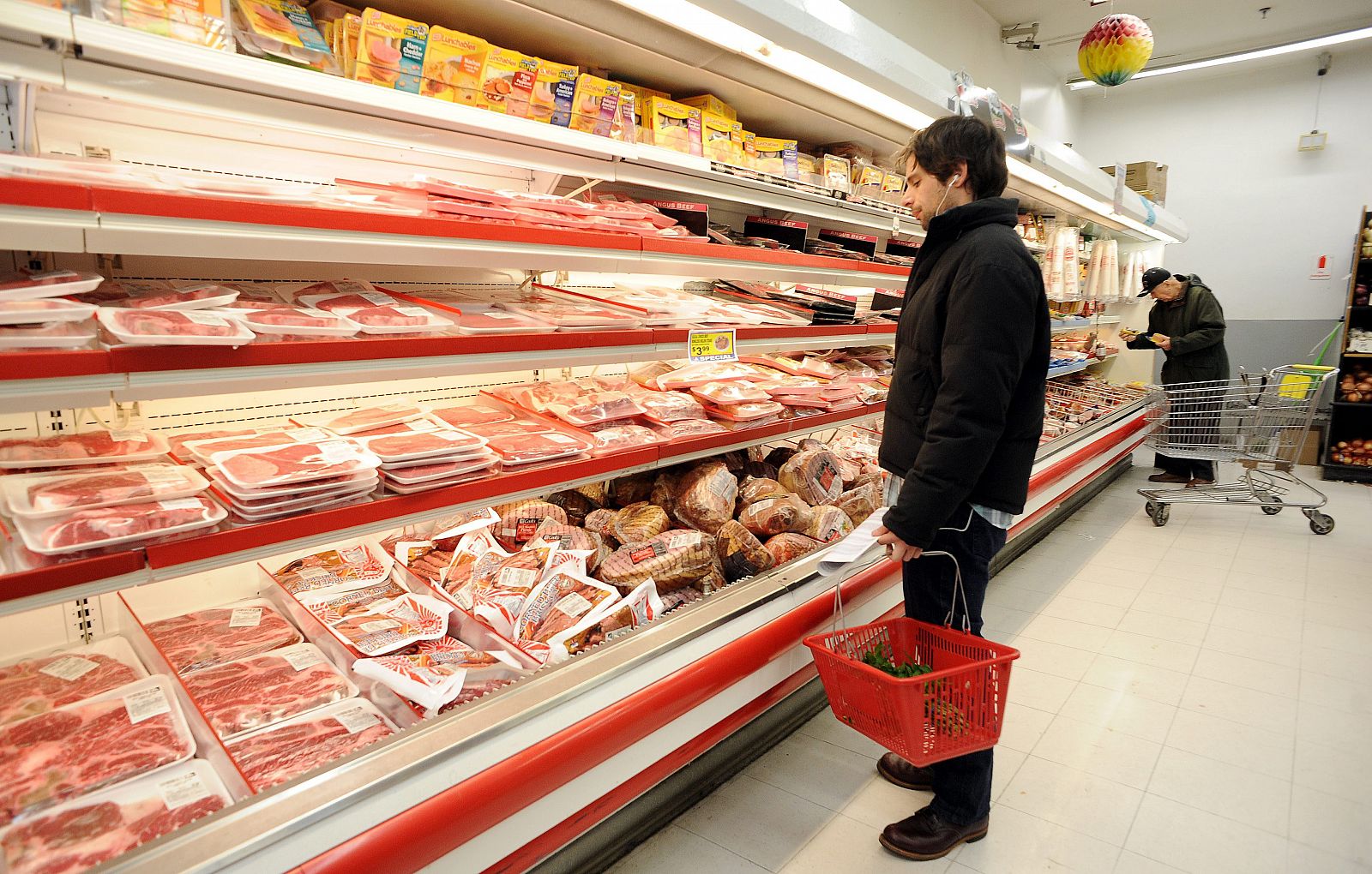 Un hombre compra en un supermercado