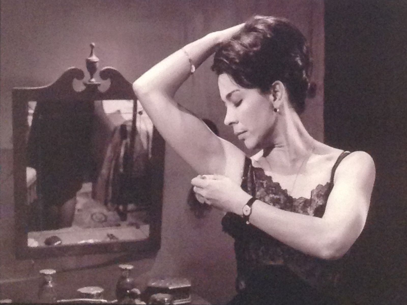Una de las escenas censurada: Tula (Aurora Bautista) se aplica desodorante.