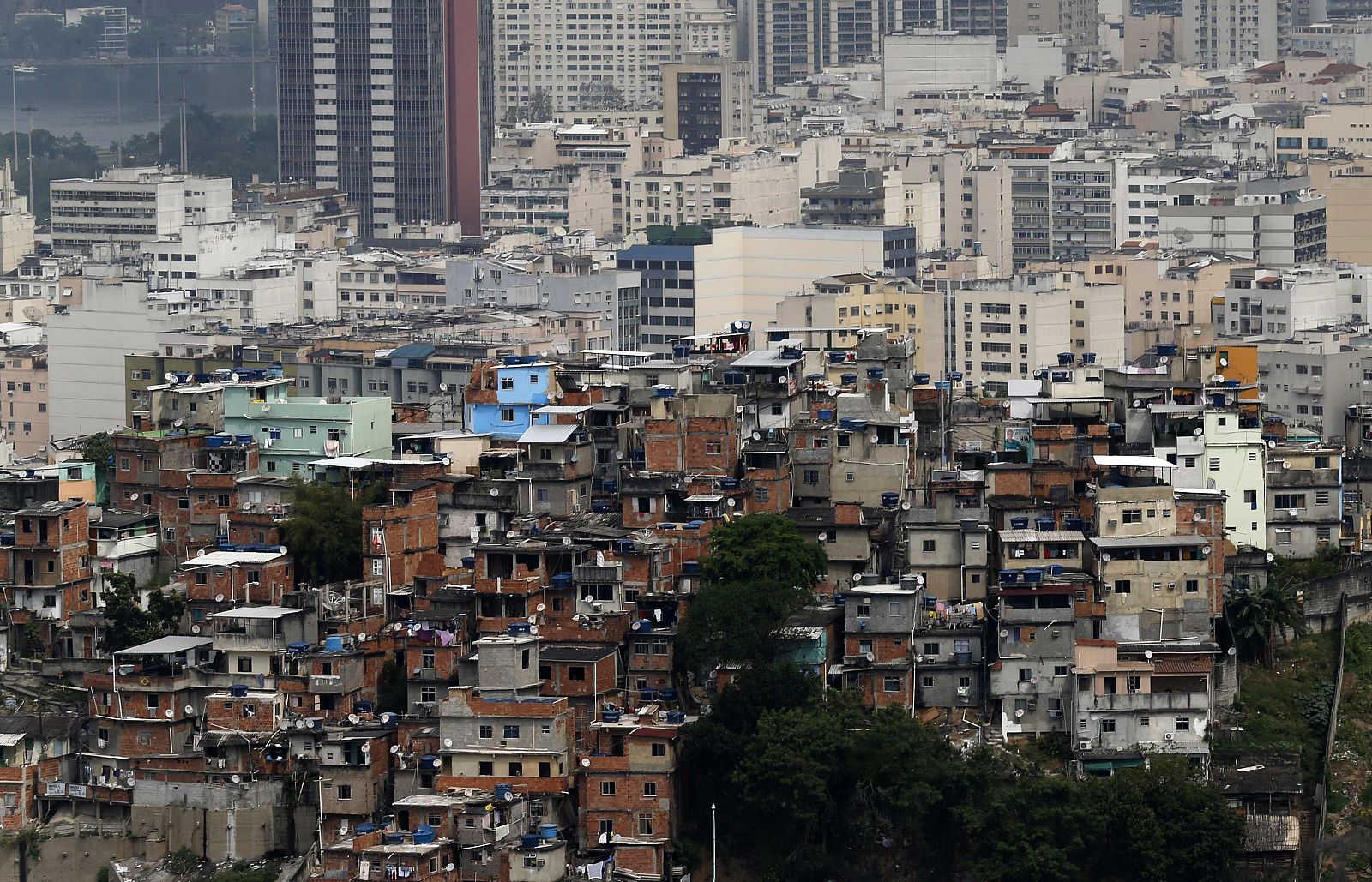 La favela de Santo Amaro frente al barrio de Flamengo, en Río de Janeiro