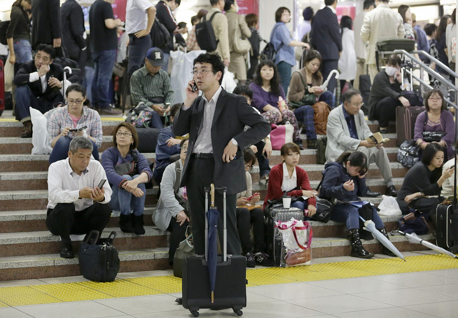 Pasajeros del tren bala esperan a que se reanude el servicio en una estación de Tokio
